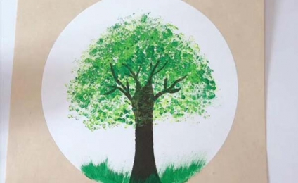 How to draw a tree with cotton swabs?